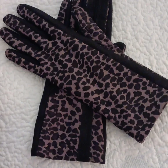 Women's Leopard Print Stretch Gloves - Black and Taupe - Picture 3 of 5